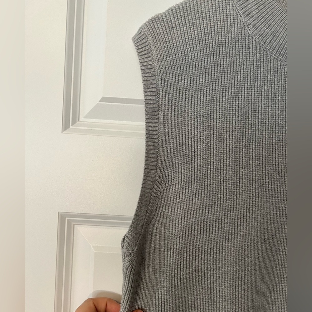 Women’s Amazon gray sleeveless knit sweater top. NEW! - Picture 3 of 5